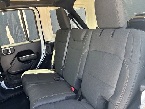 Used 2025 Jeep Wrangler Unlimited Rubicon AWD/4WD image 17