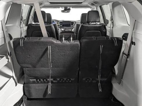 Used 2023 Chrysler Pacifica Limited FWD image 19