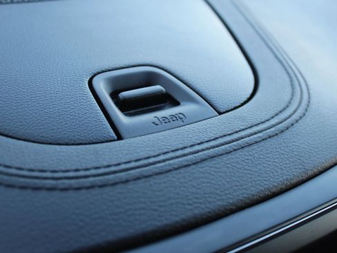 Used 2019 Jeep Cherokee Latitude w/ Cold Weather Group image 36