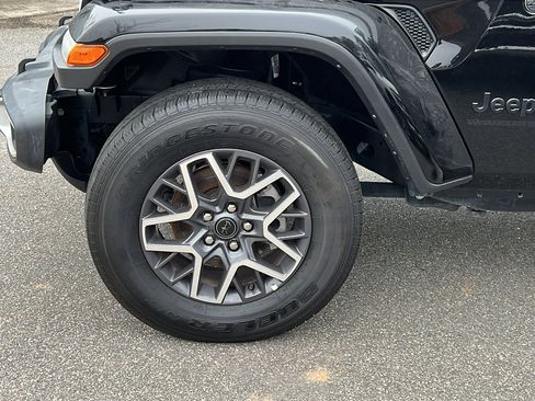 Used 2025 Jeep Wrangler Sahara image 12