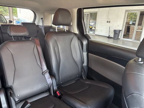 Used 2026 Kia Carnival FWD image 39