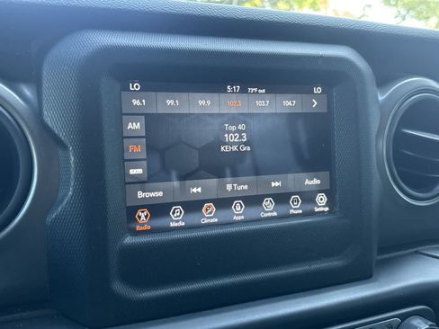 Used 2022 Jeep Gladiator Sport AWD/4WD image 11
