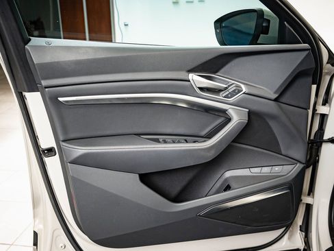 Used 2022 Audi e-tron Premium Plus w/ Premium Plus Package image 24