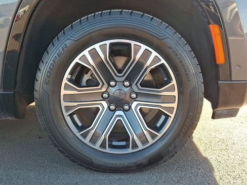 Used 2023 Jeep Wagoneer L Series II image 8