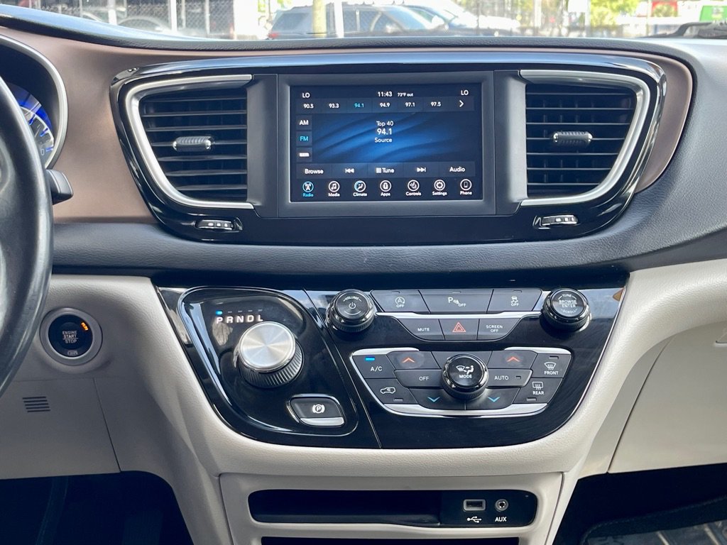 Used 2018 Chrysler Pacifica Touring-L FWD image 15