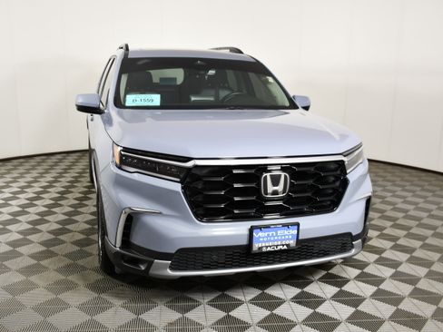 Used 2025 Honda Pilot Touring image 3