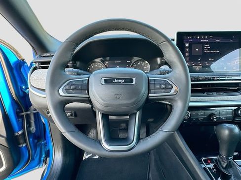 Used 2024 Jeep Compass Latitude image 11