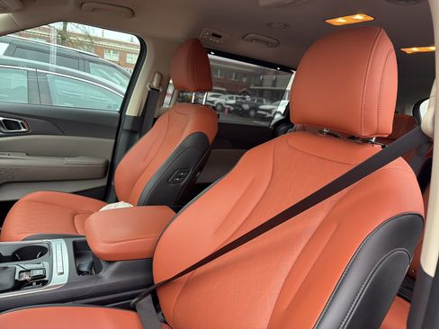 Certified 2025 Kia Carnival EX image 9