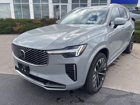 Used 2025 Volvo XC90 B6 Plus image 2