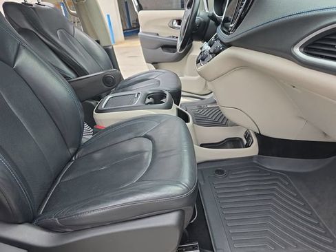 Used 2021 Chrysler Pacifica Touring-L FWD image 11