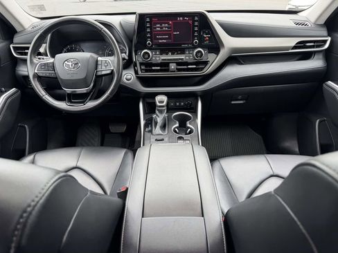Used 2020 Toyota Highlander XLE AWD/4WD image 2
