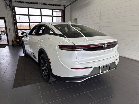 Used 2023 Toyota Crown XLE image 6