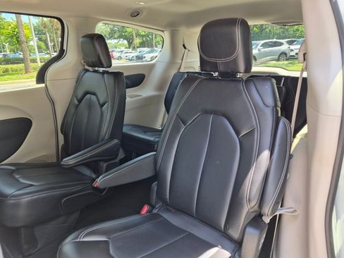 Used 2023 Chrysler Pacifica Touring-L FWD image 16