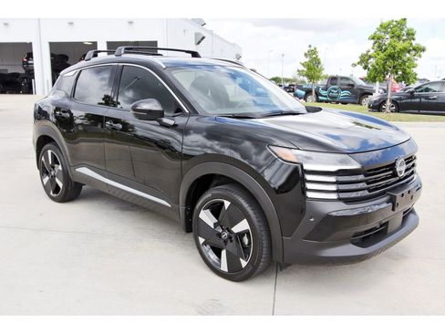 Certified 2025 Nissan Kicks SR image 9