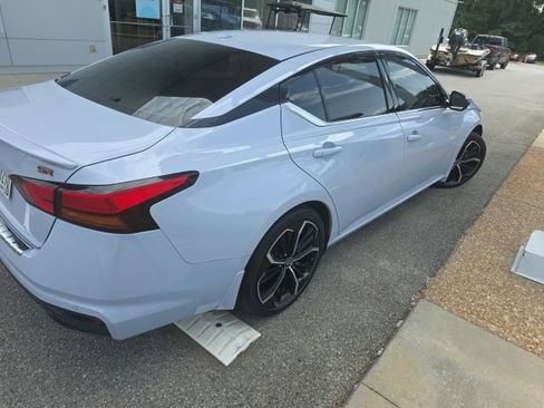 Used 2023 Nissan Altima 2.5 SR FWD image 3