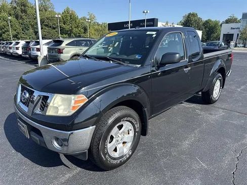 Used 2011 Nissan Frontier SV w/ SV Premium Utility Pkg AWD/4WD image 3