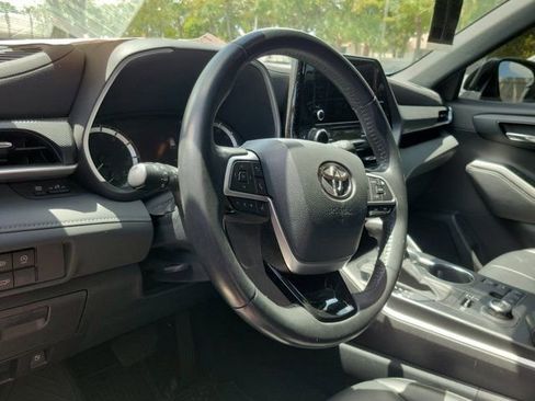 Used 2023 Toyota Highlander XSE image 9