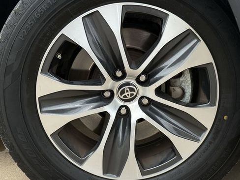 Used 2023 Toyota Highlander XLE FWD image 10