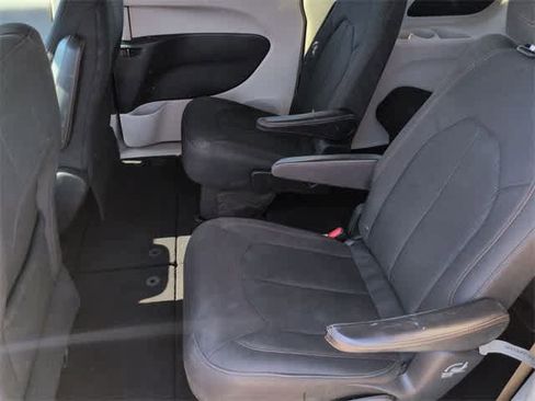 Used 2020 Chrysler Pacifica Touring image 19