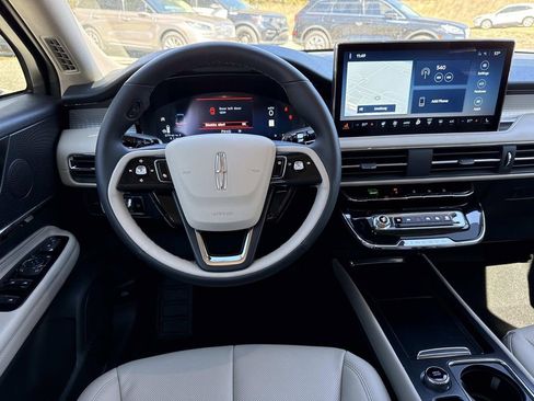 New 2026 Lincoln Corsair Premiere image 17