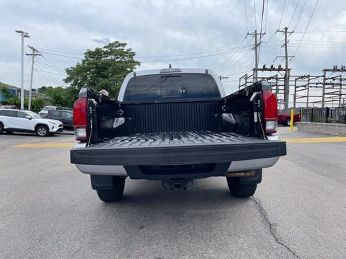 Used 2020 Toyota Tacoma SR5 AWD/4WD image 13