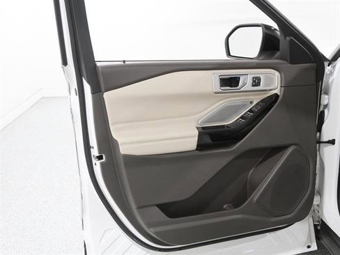 Certified 2021 Ford Explorer Platinum w/ Equipment Group 601A image 4