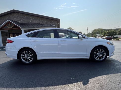 Used 2017 Ford Fusion SE w/ Fusion SE Technology Package FWD image 25