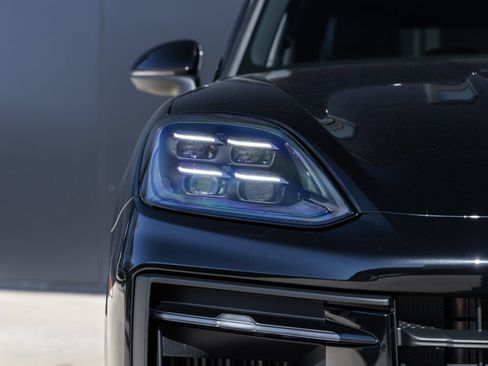 Certified 2026 Porsche Cayenne AWD/4WD image 19