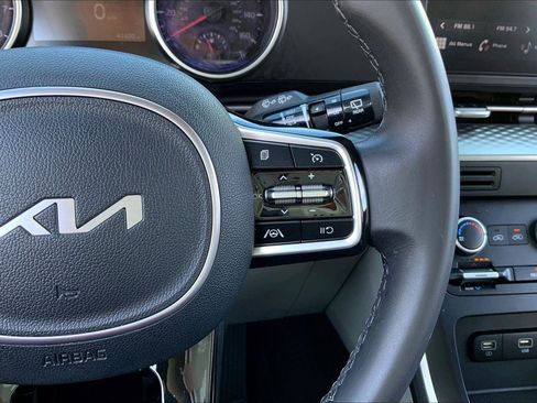 Used 2023 Kia Carnival LX image 18