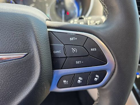 Used 2024 Chrysler Pacifica Touring-L FWD image 24