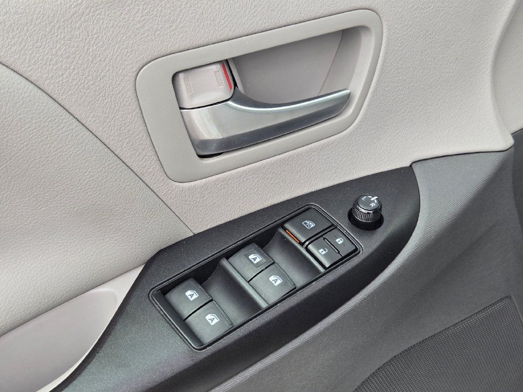 Used 2018 Toyota Sienna LE FWD image 13