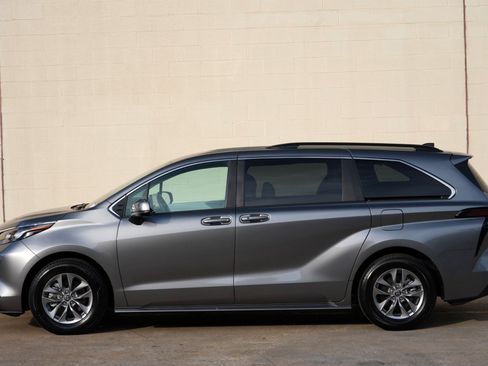 Used 2026 Toyota Sienna LE AWD/4WD image 50