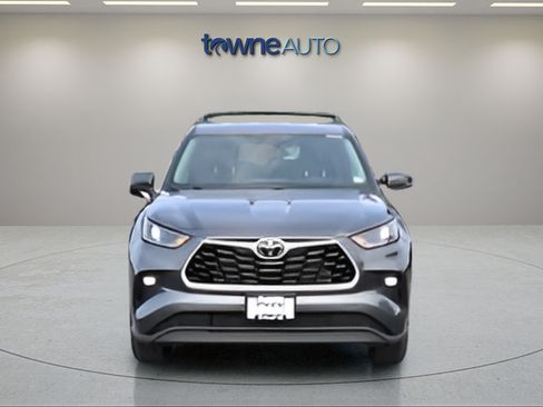 Used 2023 Toyota Highlander LE FWD image 11