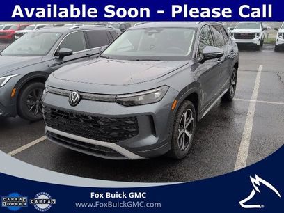 Used 2025 Volkswagen Tiguan SE w/ Panoramic Sunroof Package