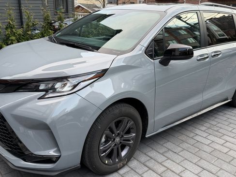 Used 2026 Toyota Sienna XSE image 2