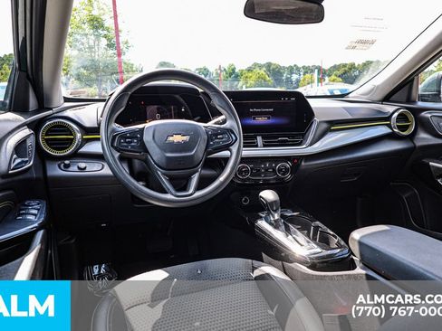 Used 2025 Chevrolet Trax LT FWD image 27