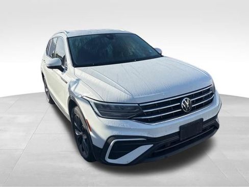 Used 2022 Volkswagen Tiguan SE AWD/4WD image 1