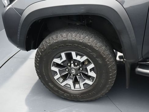 Used 2020 Toyota Tacoma TRD Off-Road AWD/4WD image 15