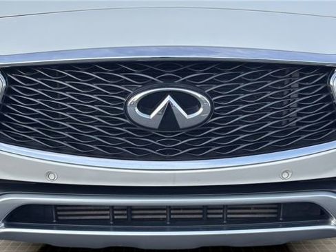 Used 2017 INFINITI QX30 Premium w/ Navigation Package image 9