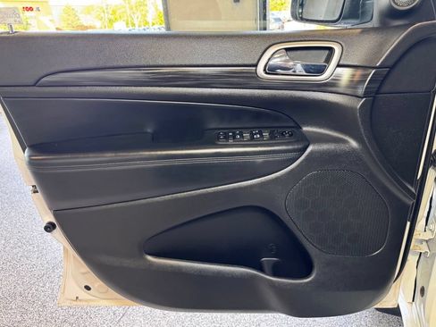 Used 2021 Jeep Grand Cherokee Laredo X AWD/4WD image 19