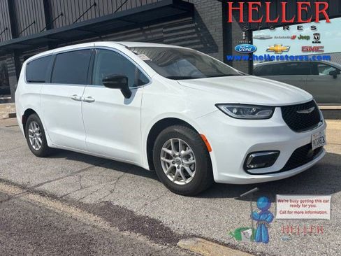 Used 2024 Chrysler Pacifica Touring-L image 1
