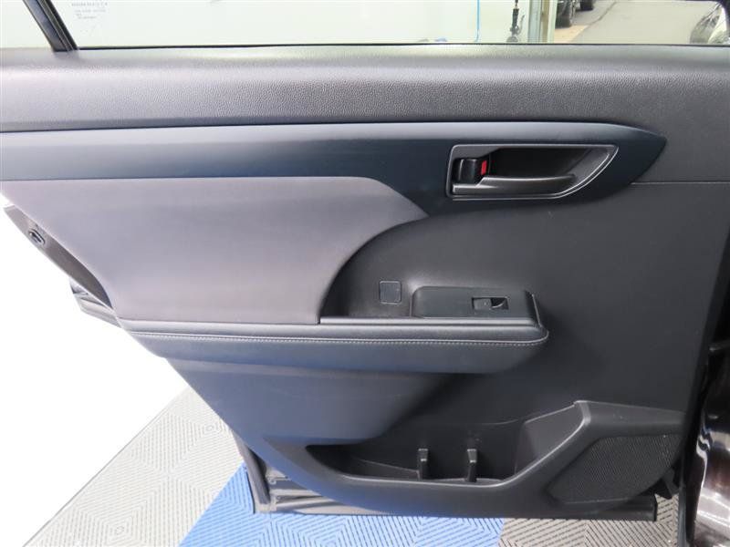 Used 2022 Toyota Highlander L FWD image 25