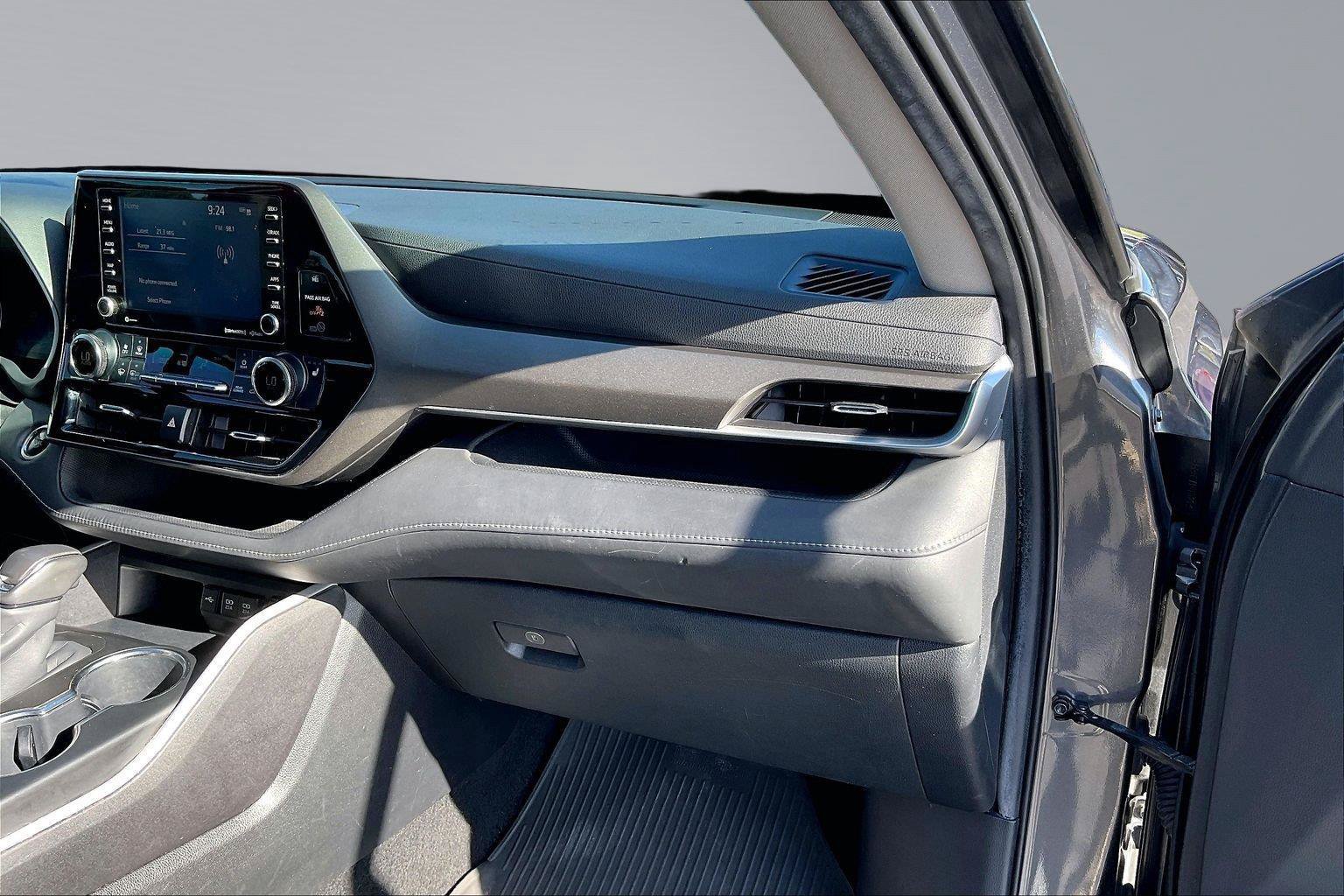 Used 2020 Toyota Highlander XLE AWD/4WD image 18