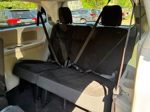 Used 2019 Dodge Grand Caravan SE FWD image 24