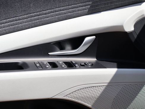 New 2025 Hyundai Elantra Limited image 22