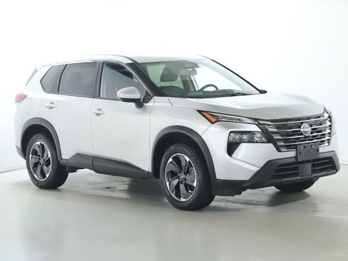 Used 2024 Nissan Rogue SV image 9