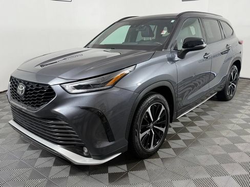 Used 2021 Toyota Highlander XSE AWD/4WD image 2