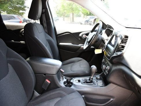Used 2019 Jeep Cherokee Latitude w/ Cold Weather Group AWD/4WD image 24