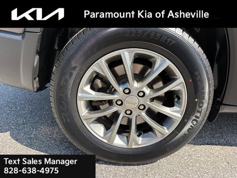 Used 2019 Jeep Cherokee Latitude Plus w/ Comfort/Convenience Group AWD/4WD image 30
