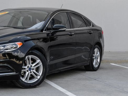 Used 2018 Ford Fusion SE w/ Fusion SE Technology Package FWD image 8